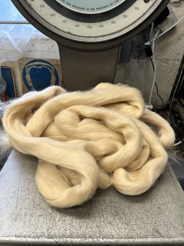 Peach merino wool - peach, roving/laps
