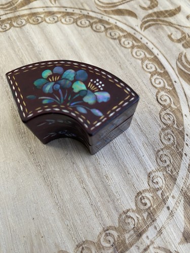 Mother pearl lacquer - of,