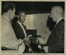 Press Photo Student shows his