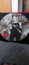 Round Audrey Hepburn In Paris