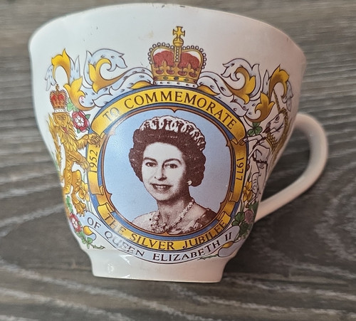 Queen elizabeth 1977 - queen, ii
