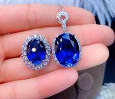 Queen Oval Blue Zircon Pendant