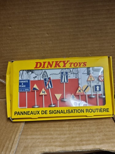Dinky toys road signs atlas - road,