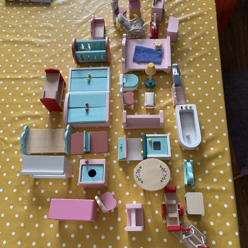 Wooden dolls house - dolls, furniture