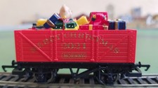 Hornby R60015 7-plank wagon Christmas 2021 with present load, red, boxed
