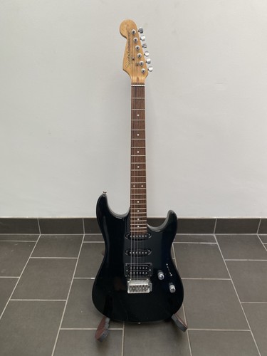 Squier fender showmaster - by,
