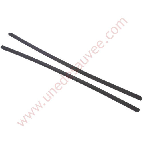 Front door window seal joint - front,
