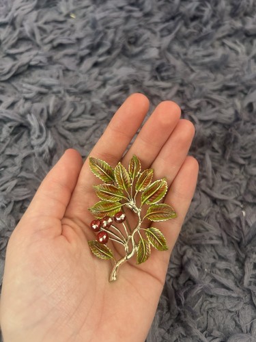 Exquisite signed gold tone - signed, gold-tone