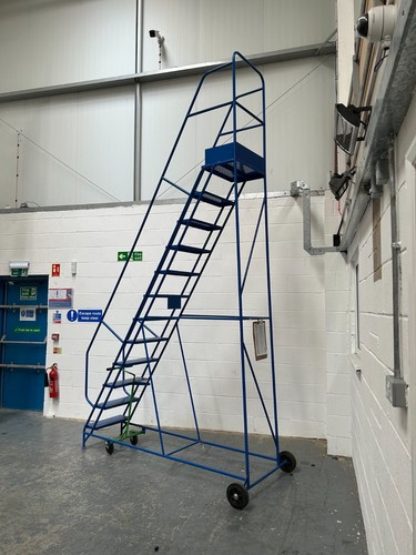 Mobile warehouse steps - ,