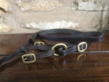 Lead rein with brass buckles. Approx 0.6 inches wide and 70 inches long. Leather