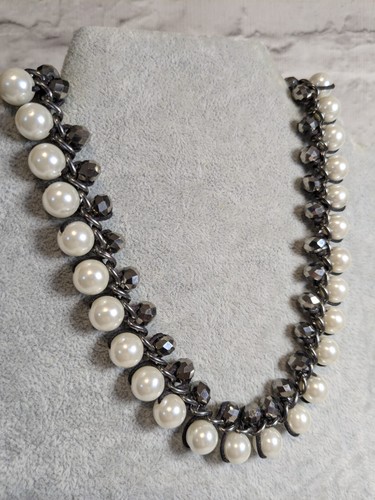 Pearl style necklace faceted