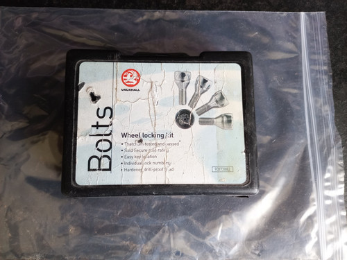 Locking wheel bolt - locking,
