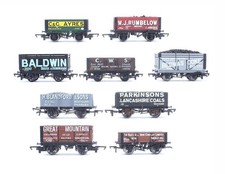 HORNBY/ DAPOL/ MAINLINE 'OO' GAUGE RAKE OF 9 ASSORTED PLANK/ COKE WAGONS