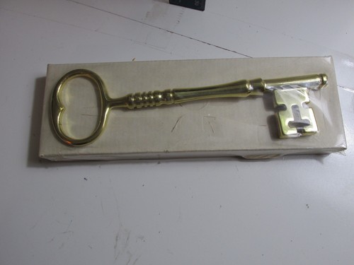 Unmarked brass skeleton key - unmarked,