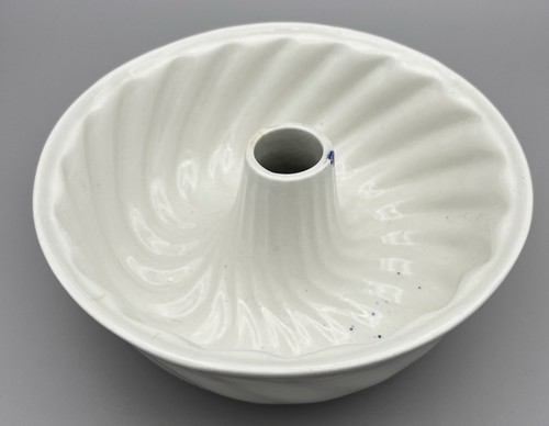 Antique white jelly mould - white,