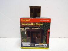 HORNBY SKALEDALE R8680 WOODEN BUS SHELTER EXCELLENT BOXED (K1008)
