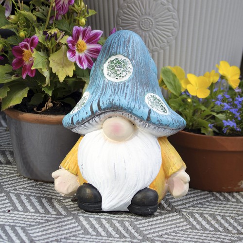 Light mushroom hat gnome - up,
