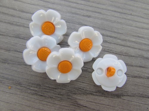 18mm white daisy - 18mm, buttons