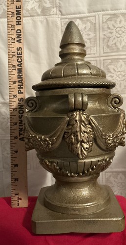 Reproduction urn a - reproduction, in
