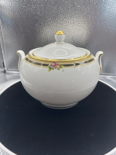Wedgewood clio lidded - lidded,