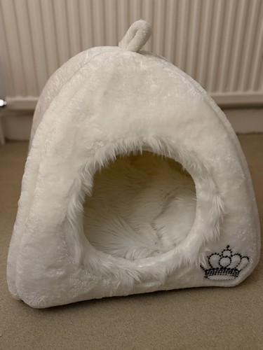 Luxurious royal pet - den, white