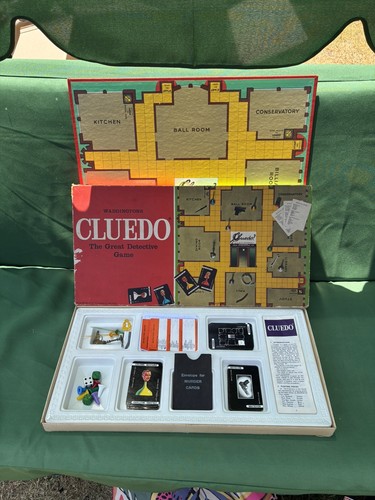 Complete vintage cluedo board - cluedo,