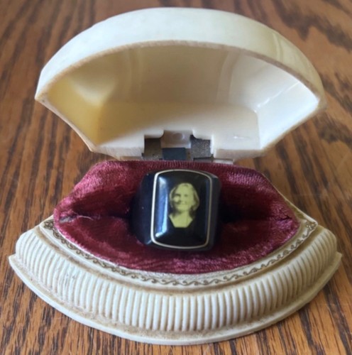Vintage mourning photo - photo, ring