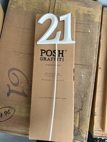 Posh graffiti white - graffiti, wooden