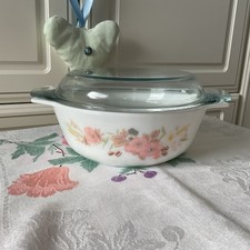 Vintage 1970s Pyrex Medium