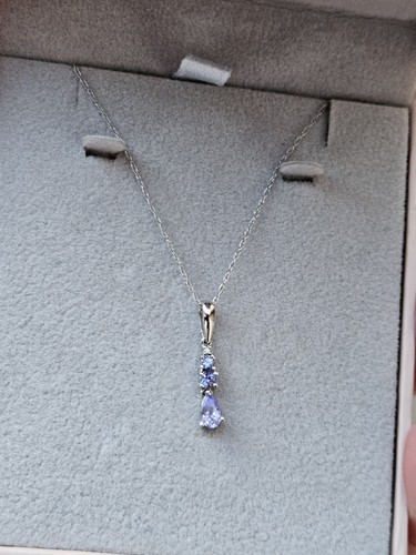 Very pretty 9ct white gold