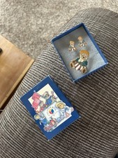 VINTAGE COLOUR BOX BEAR PETER FAGAN BROOCH AND STUDS BY FISH AND CROWN