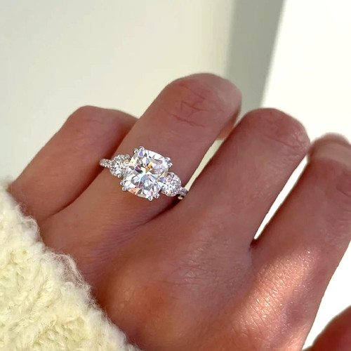 Cushion cut diamond - 3.30,