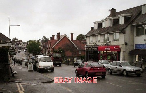 Photo the street ashtead - ,