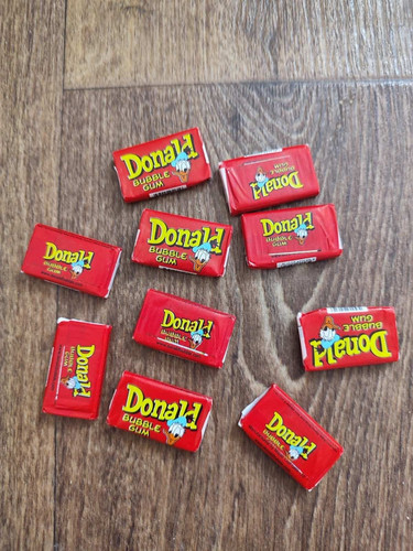 Donald bubble gum chewing - ,