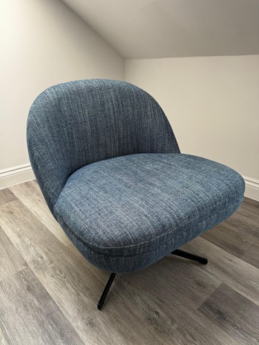 Swivel lounge chair