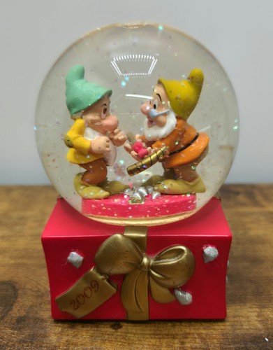 Disney 2009 snow globe - 2009,