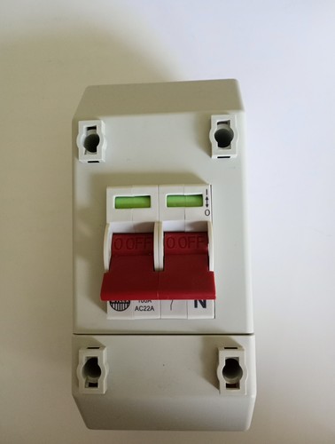 Wylex isolator 100a pole - 2,