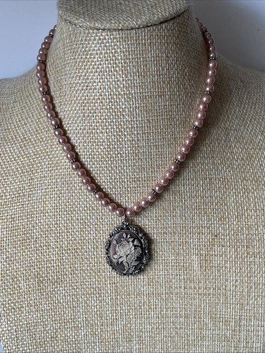 Lovely vintage style - lovely, faux
