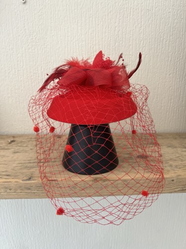 Red pillbox hat fascinator - red,