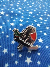 Very Cute Vintage Silver Tone And Enamel Robin Pin Badge (511)
