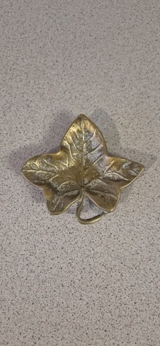 Small vintage ivy leaf shaped - small,