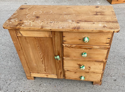 Small pitch pine kitchen - pine,