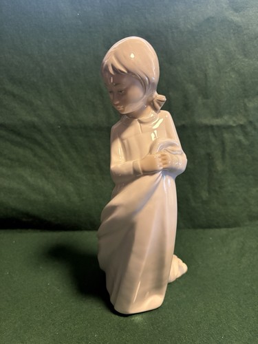 Nao lladro girl - by,