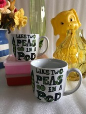 2 CREATIVE TOPS LIKE TWO PEAS IN A POD QUIRKY FUN MUGS
