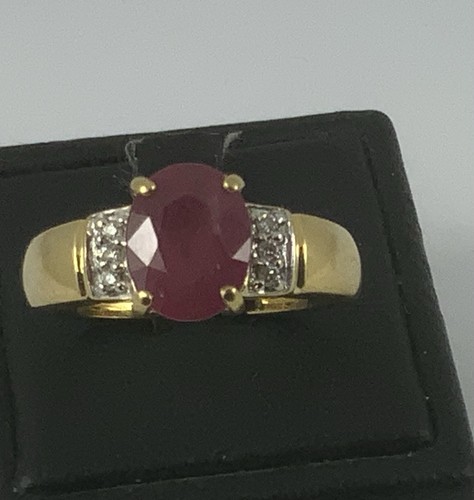 Gold ruby and diamond - 18, ct