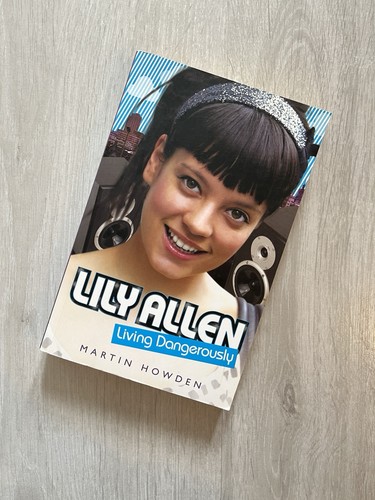 Lily allen living - :,