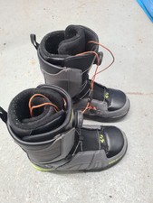 Thirty-two snow boots size 8uk