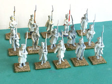 15 x UNKNOWN MAKE. NAPOLEONIC WAR LINE INFANTRY. 28mm PLASTIC SOLDIERS