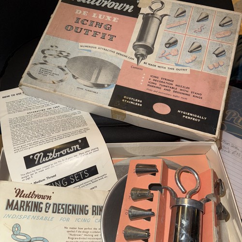 Vintage nutbrown icing - icing, set