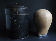 A 19th CENTURY JUDGHE/BARRISTER WIG TIN WITH CANVAS DUMMY, USED AND DENTED